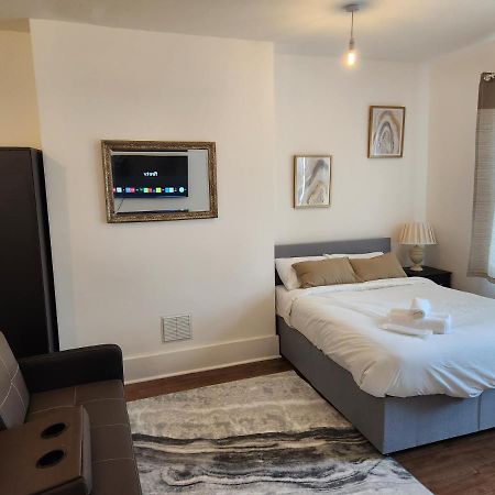 Immaculate 1-Bedroom In Greenhithe Buitenkant foto