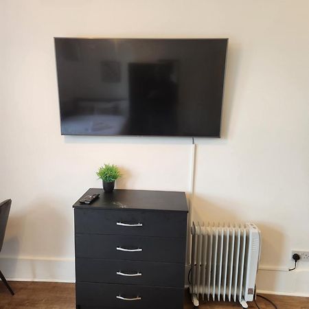 Immaculate 1-Bedroom In Greenhithe Buitenkant foto
