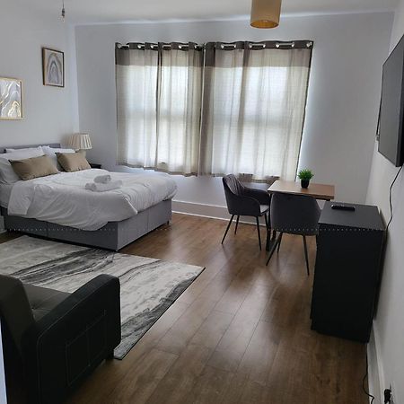 Immaculate 1-Bedroom In Greenhithe Buitenkant foto