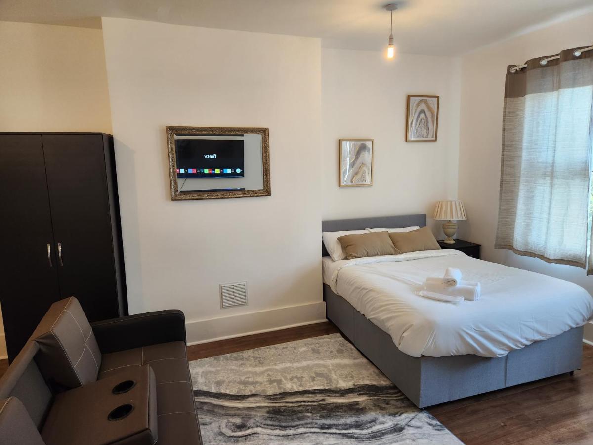 Immaculate 1-Bedroom In Greenhithe Buitenkant foto